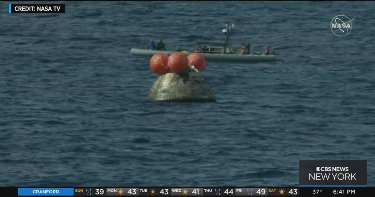 Nasa S Orion Capsule Splashes Down In The Pacific Cbs New York