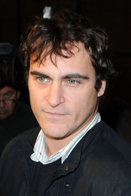 2_joaquin-phoenix-decided-to-show-off-his-face-again-in-2010.jpg 