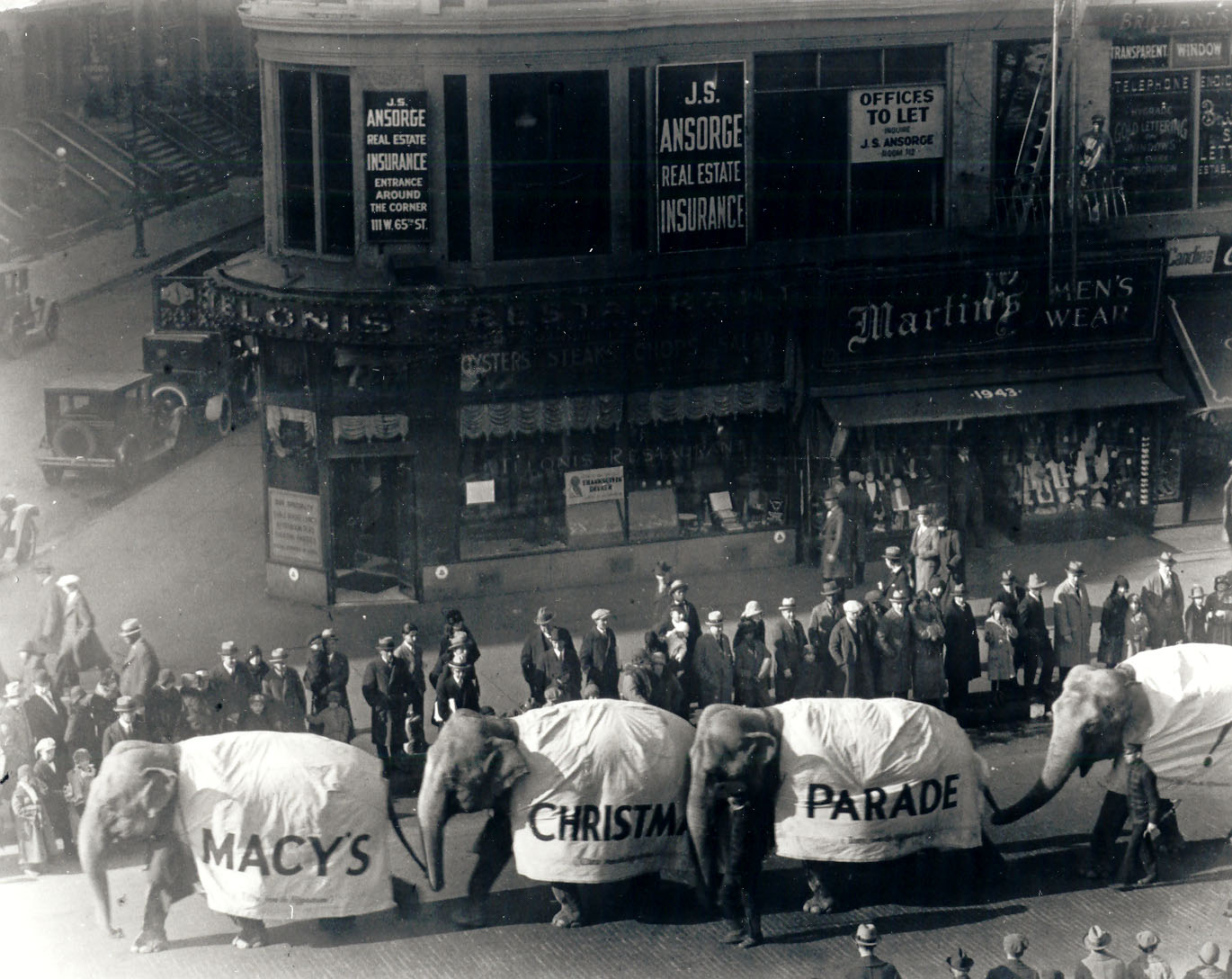 1st-macys-parade-originally-called-macys-christmas-parade-featured-real-animals-from-the-zoo-1924.jpg 