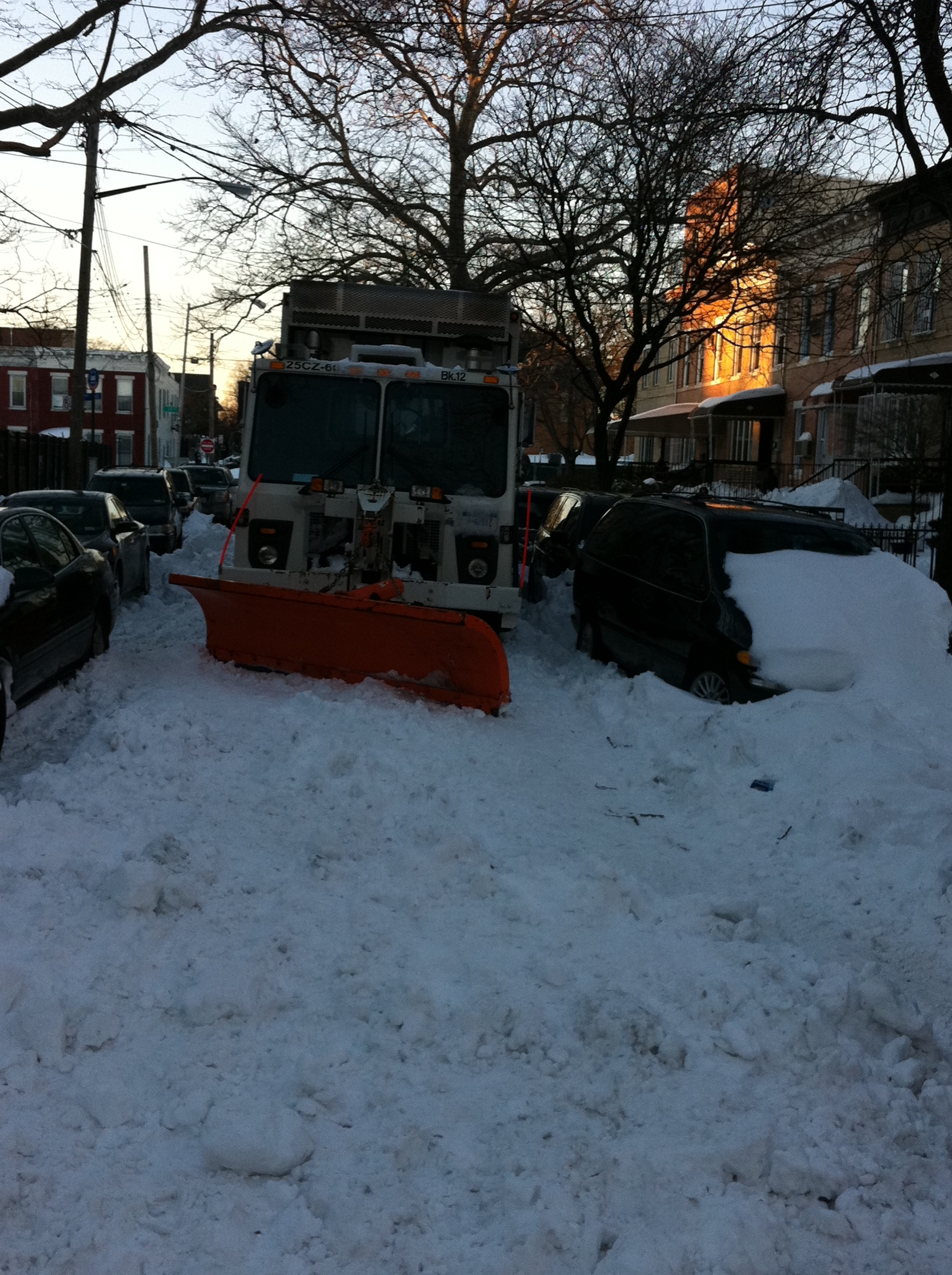 snow-plow-stuck-in-brooklyn.jpg 