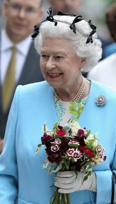 008-brit-queen-helsea.gif 