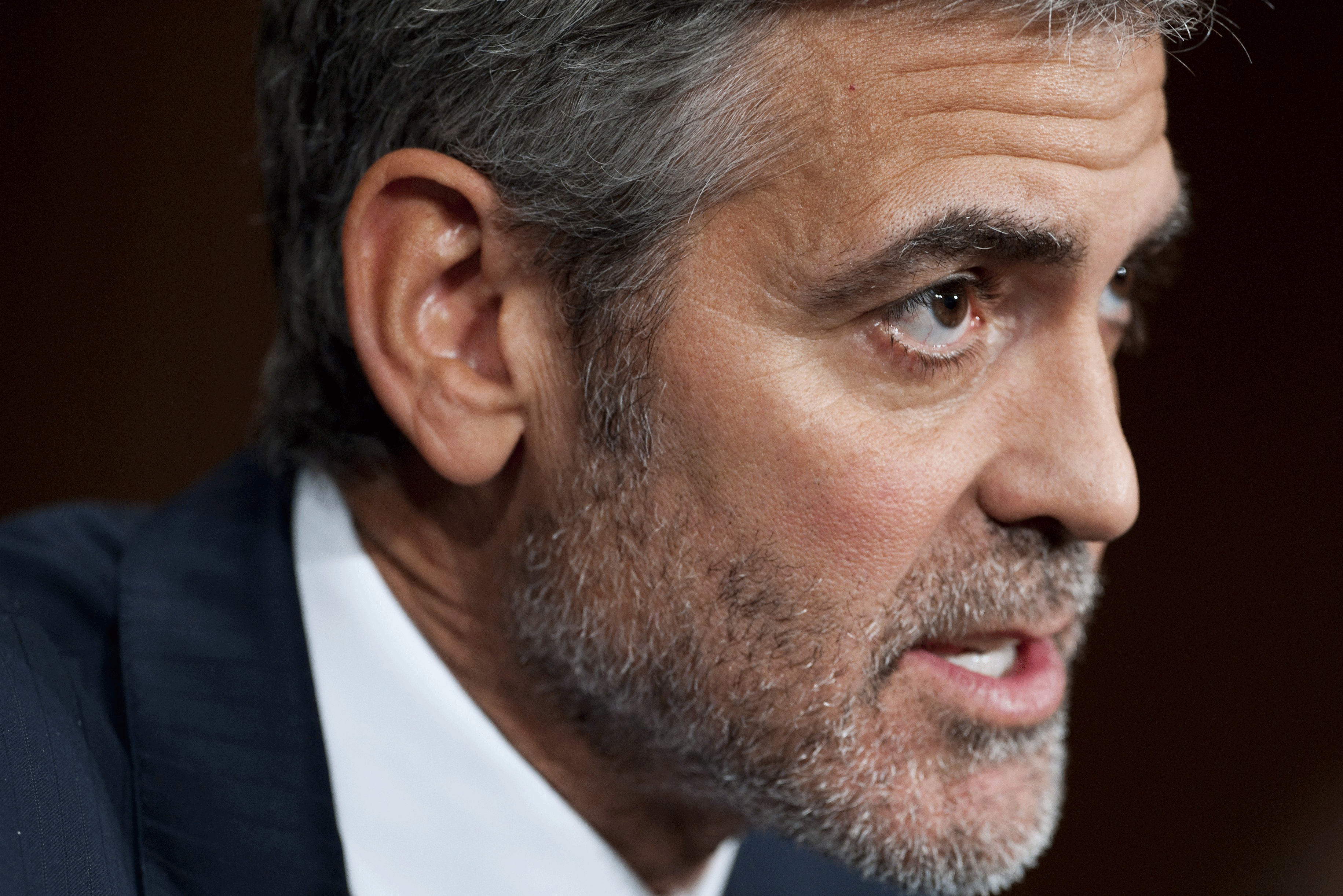 001-clooney-on-hill.gif 