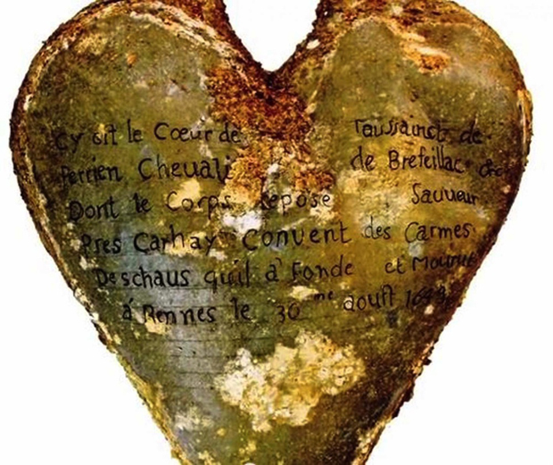knight-heart-urn-620.jpg 