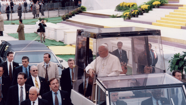 pope-john-paul-rides-pope-mobile-around-central-park-before-mass-for-125000-oct-95.gif 