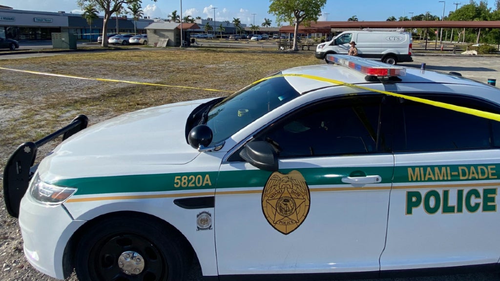Deadly overnight house fire in SW Miami-Dade home - CBS Miami