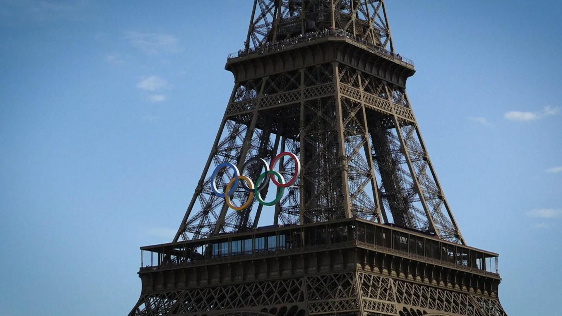 What is the IOC refugee Olympic team and who is on it for the 2024 Games?