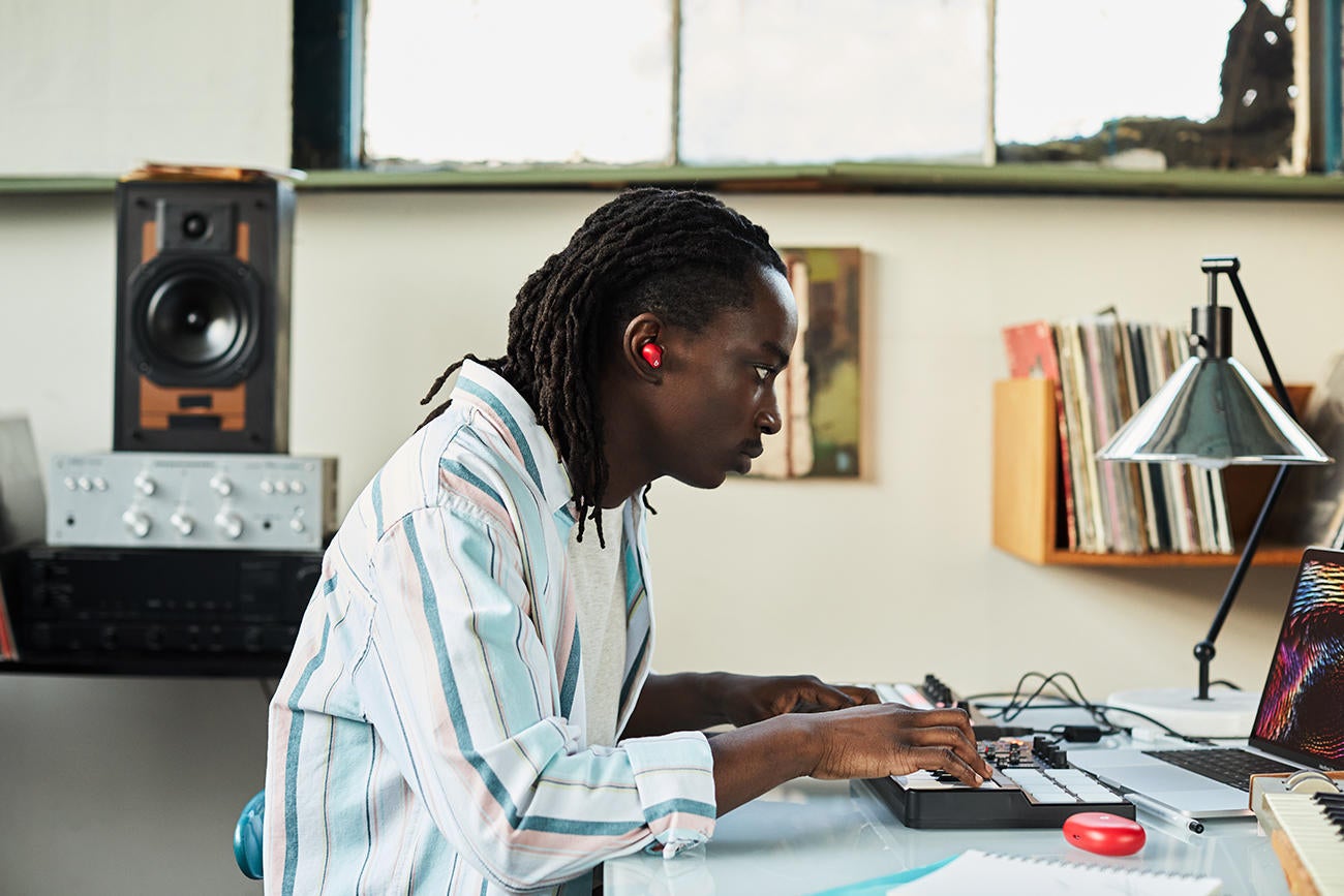 Estudante usando Studio Buds