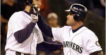 Mariners Crown Royals - CBS News