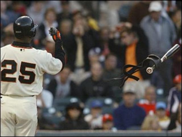 SD@SF: Bonds launches his 700th career homer 