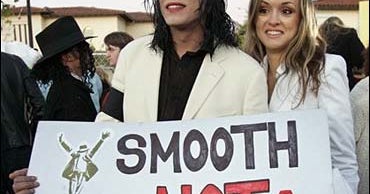 Jackson Fans Flock To Courthouse - CBS News