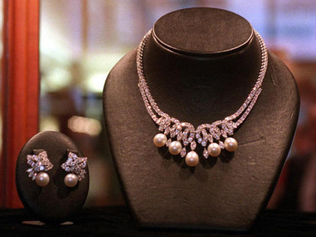 Diamond and pearl necklace and earrings worn by Diana 