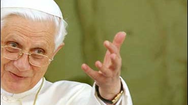 Pope Benedict XVI blesses the faithfull gathered in the courtyard of his summer residence in Castelgandolfo in the outskirts of Rome, 20 August 2006, after celebrating his traditionnal Angelus prayer. 