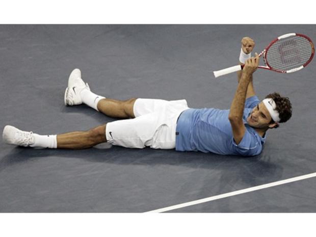 Roger Federer, of Switzerland, reacts after defeating Andy Roddick, of the United States, in the men's final at the US Open tennis tournament in New York, Sunday, Sept. 10, 2006. (AP Photo/Julie Jacobson) 