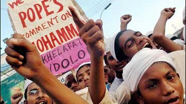 Activists from the Islamic organization "Bangladesh Khelafat Andolon" shout slogans against Pope Benedict XVI during a protest in Dhaka, 16 September 2006. 