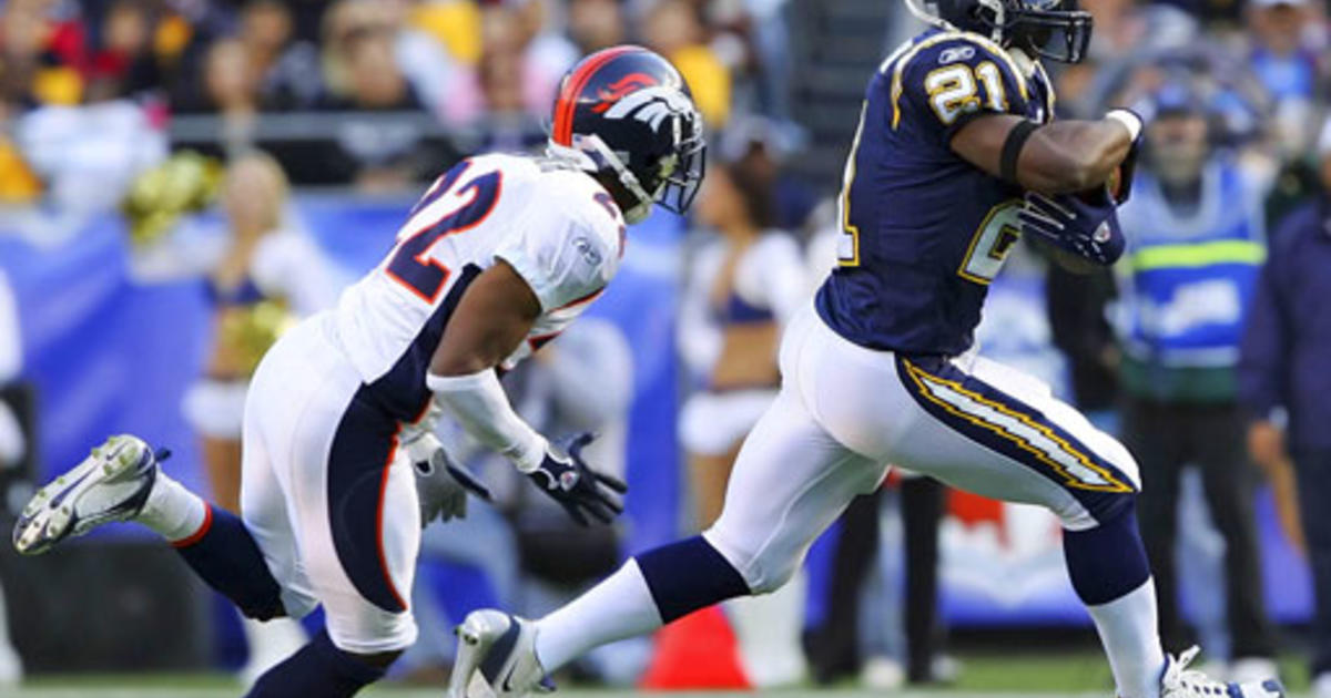 Chicago Bears' Bernard Berrian, center, celebrates his 41-yard