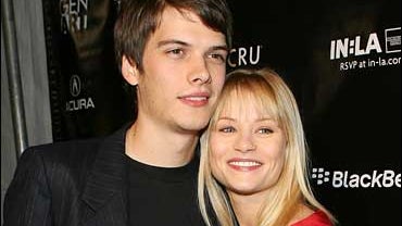 Josh Janowicz and Emily de Ravin 