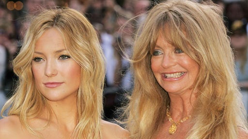 Actresses Kate Hudson (L) and her mother Goldie Hawn 