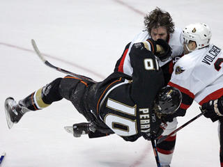 NHL suspends Anaheim's Pronger for Cup Game 3 - Taipei Times