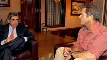 Costa Rica's President Oscar Arias, left, speaks with US actor Mel Gibson in his home in San Jose, Monday, July 9, 2007. Gibson met with Arias to discuss possible humanitarian projects in Costa Rica. 