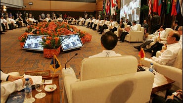ASEAN Foreign Ministers and their dialogue partners listen during the 14th ASEAN Regional Forum retreat at the Philippine International Convention Center in Manila on Thursday Aug. 2, 2007. (AP Photo/ Aaron Favila) 