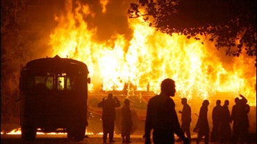 Angry protesters burn vehicles to protest the killing of Pakistan's former Prime Minister Benazir Bhutto 