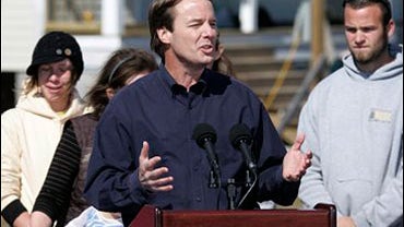 Democrat John Edwards announces he is withdrawing from the presidential race 