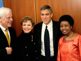 Eva Longoria Parker and John and Cindy McCain attend the 2009 NBA