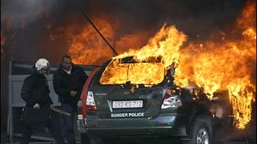 Kosovo Serbs burn UU and Kosovo police vehiceles on the UN checkpoint in the village of Jarinje, on Serbia-Kosovo border 