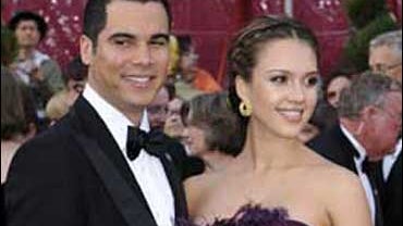 Jessica Alba and Cash Warren arrive at the 80th Academy Awards at the Kodak Theatre in Los Angeles, Sunday, Feb. 24, 2008. (AP Photo/Kevork Djansezian) 