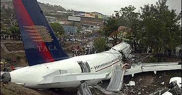 4 Dead In Honduras Plane Crash - CBS News