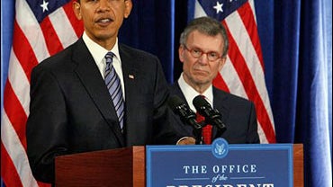 President-elect Barack Obama stands with Health and Human Services Secretary-designate, former Senate Majority Leader Tom Daschle 