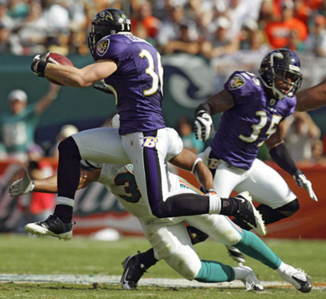 Baltimore Ravens running back Le'Ron McClain scores a touchdown against the Miami  Dolphins in the third quarter at Dolphin Stadium in Miami, Florida, Sunday,  January 4, 2009. The Ravens defeated the Dolphins