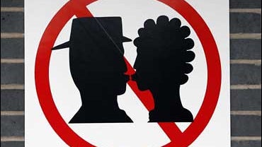 No kissing sign 