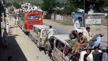 Local residents flee from Mingora, the main town of Pakistan troubled Swat Valley, Sunday, May 10, 2009. 