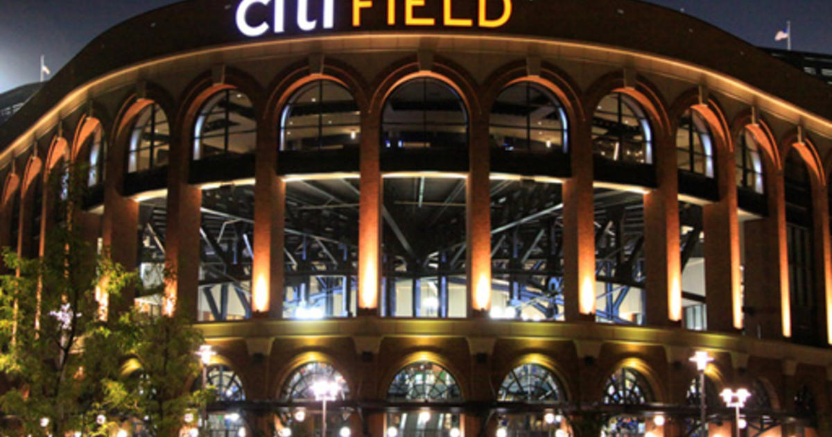 Fan falls from Citi Field seats to outfield warning track during Mets-Giants  game