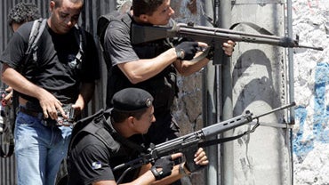 Armed Brazilian police officers 