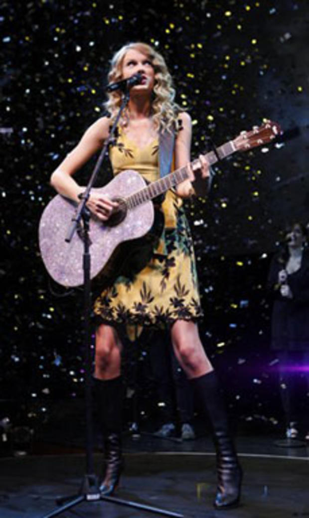 Taylor Swift Performs in Las Vegas 