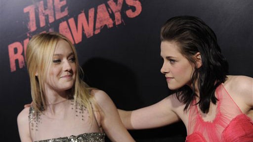 01-kristen-and-dakota.jpg 
