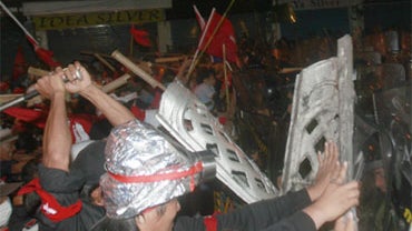 Anti-government protesters clash with Thai soldiers at Khao Sarn road in Bangkok, Thailand Saturday, April 10, 2010. 