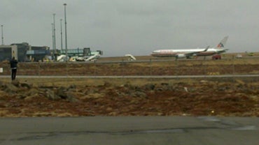 An American Airlines flight en route from Paris to Dallas/Fort Worth made an emergency landing at Keflav 