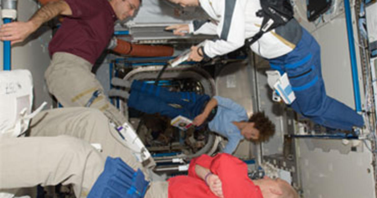 Space Crews Say Goodbye, Close Hatches - CBS News