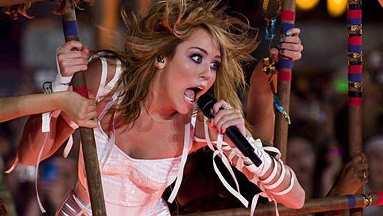 02-miley-in-toronton.jpg 