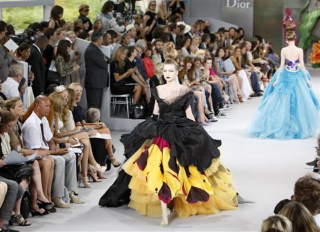 Christian Dior Fall 2010 Couture Fashion Show  Dior haute couture,  Christian dior haute couture, Couture collection