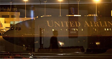 United Flight Hits Turbulence, 30 Injured - CBS News