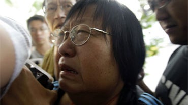 A woman from Hong Kong cries as she enters a hospital to visit her relative who was wounded during Monday's hostage drama Aug. 24, 2010 in Manila, Philippines. 