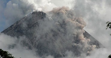 New Eruption at Indonesian Volcano Mount Merapi - CBS News