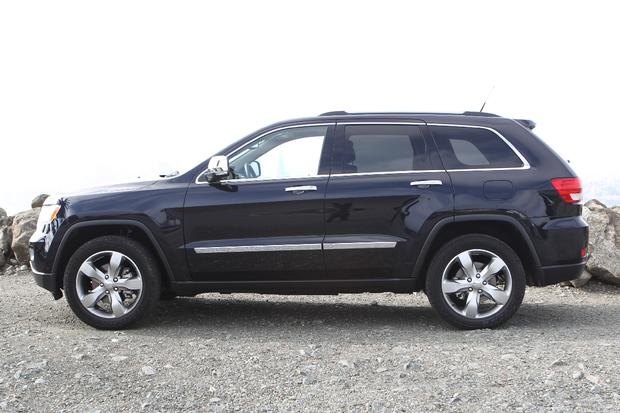 The Grand Cherokee keeps a five-passenger SUV format, with no option for a third row of seats.</p><p> <a href="http://reviews.cnet.com/suv/2011-jeep-grand-cherokee/4505-10868_7-34121732.html">Back to review.</a> 