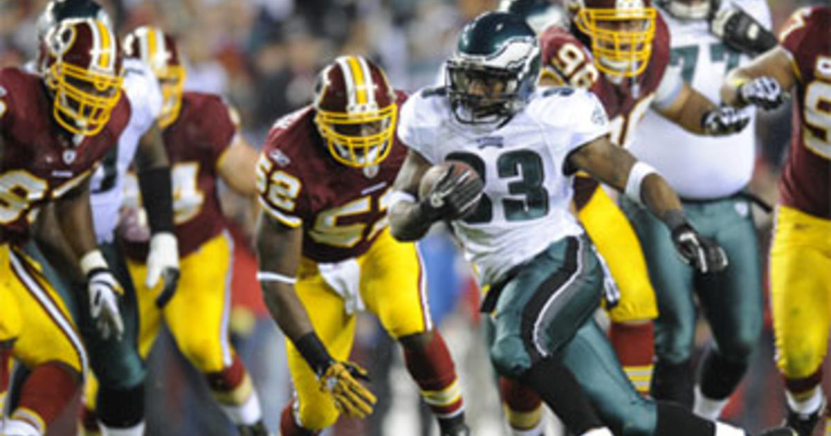 Washington Redskins Clinton Portis (R) carries the ball 3 yards as