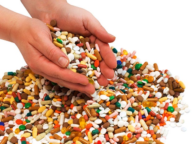 pills, drugs, hands, istockphoto, 4x3