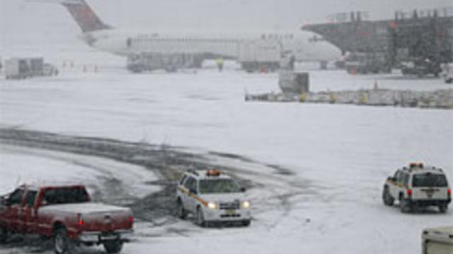airport-snowstorm-12-27-101.jpg 